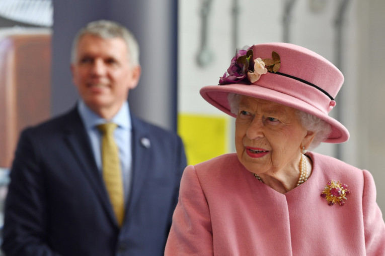 Kraljica Elizabeta prvi put u javnosti od izbijanja pandemije: Svi kivni na nju i Vilijama! (FOTO)