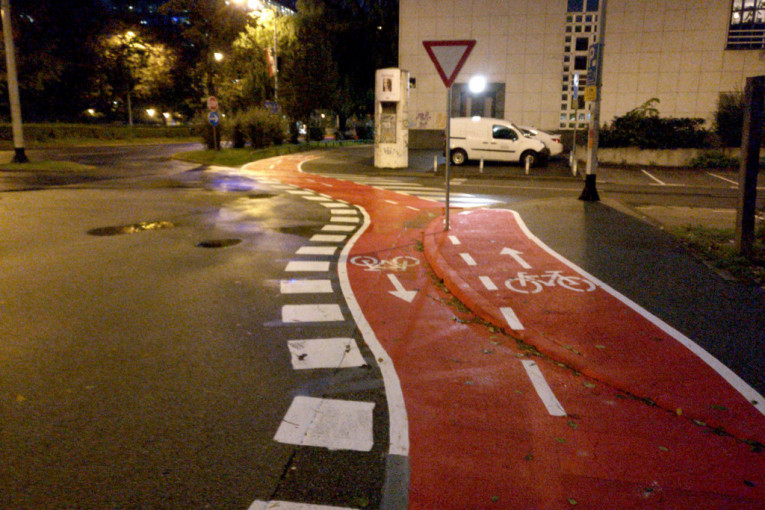 Kakva suluda biciklistička staza: "Ovo je pravio neko ko nikad nije vozio bicikl" (FOTO)