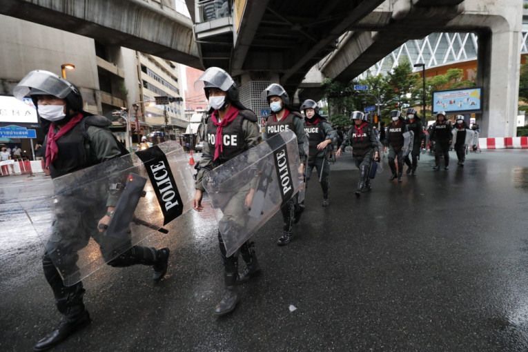 Besne protesti protiv kralja i vlade u Tajlandu: "Radio" suzavac, demonstranti se branili kišobranima (VIDEO, FOTO)