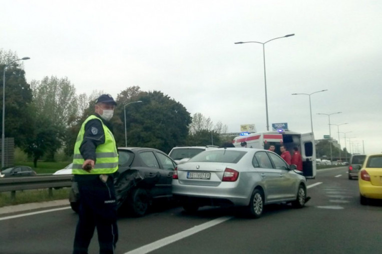 Karambol na Novom Beogradu: Troje povređeno u sudaru tri automobila