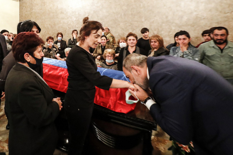 Potresan gest premijera Jermenije: Poklonio se pred odrom poginulog vojnika, poljubio ruku roditeljima heroja (FOTO)