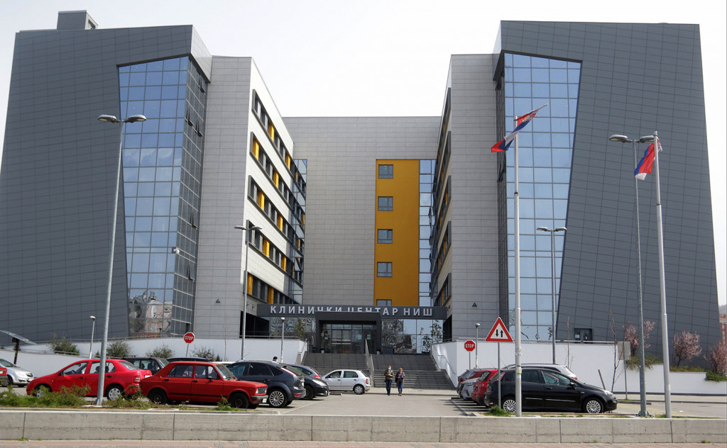 Vraćala se iz grada, stavila slušalice i nije čula kako voz nailazi: Tinejdžerka iz Niša umalo da nastrada na kućnom pragu (FOTO)