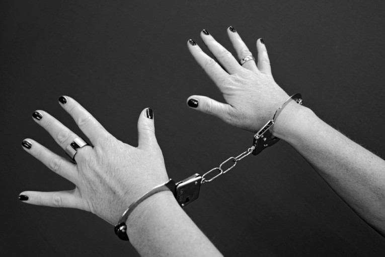 Majka četvoro maloletne dece prodavala drogu: Hapšenje u Aranđelovcu zgrozilo javnost