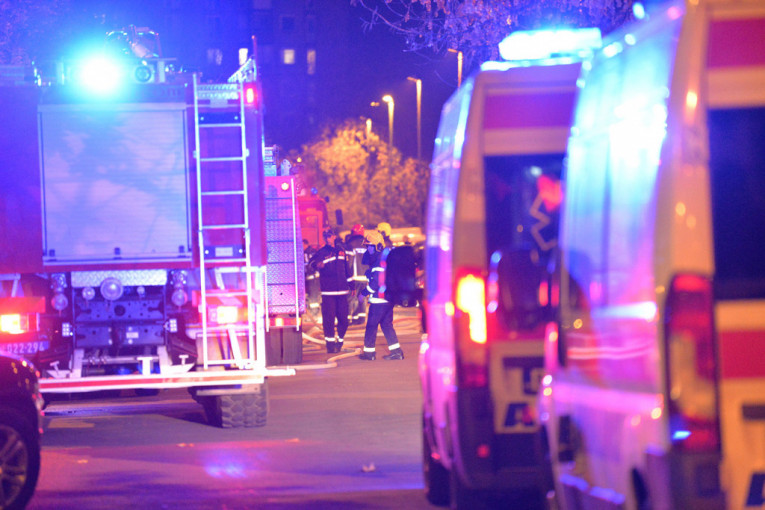 Požar na Voždovcu: Zapalila se mašina za veš, starija žena prevezena na VMA