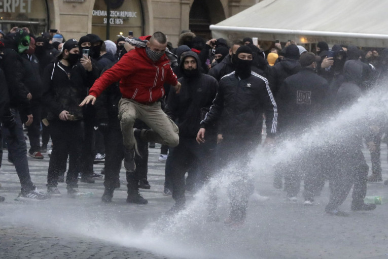 Buna zbog korona mera: U Pragu žestok okršaj policije i demonstranata, pogledajte (VIDEO, FOTO)