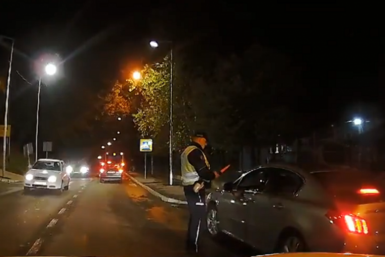 Bahati vozač divljao na beogradskim ulicama: Pretekao četiri automobila i autobus, i sve to preko pune linije! (VIDEO)