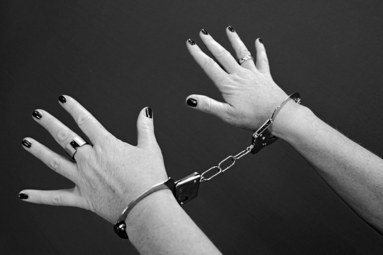 Beograđanka uhapšena u Budvi jer je lažno prijavila da ju je nevenčani suprug silovao!