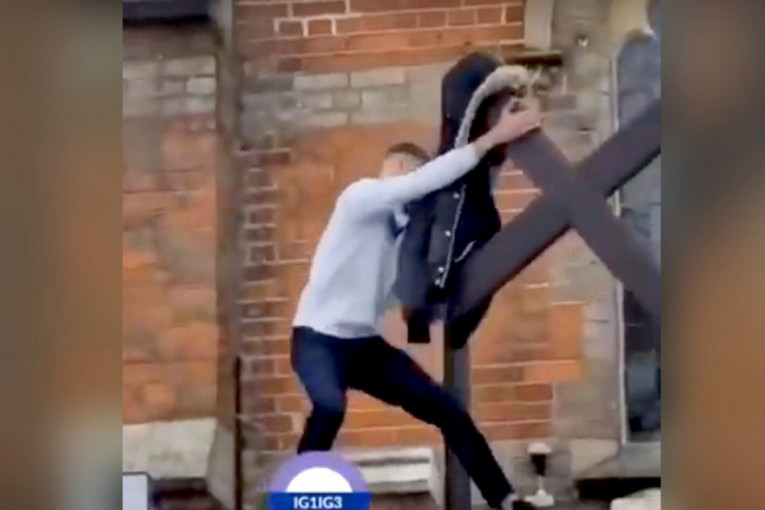 Mladić pokušao da skine krst sa crkve! (VIDEO)