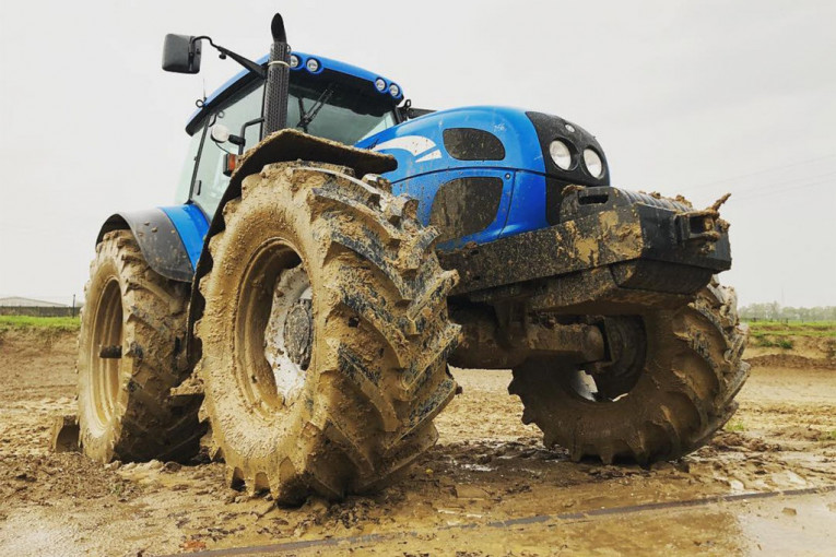 Ne samo na drumovima: Folskvagenov traktor stiže na oranice