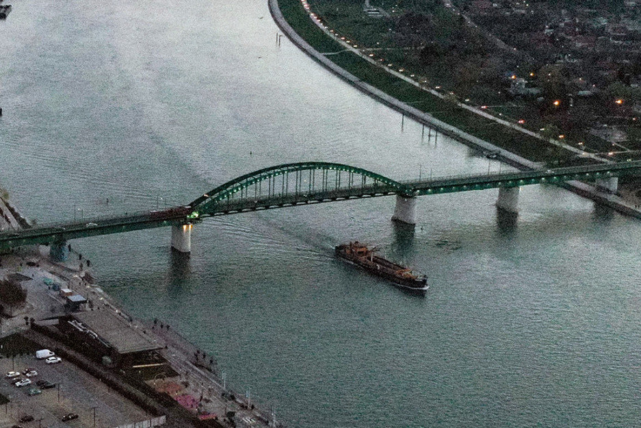 Zaustavljen saobraćaj na Savskom mostu: Brod zakačio kablove, izbio manji požar