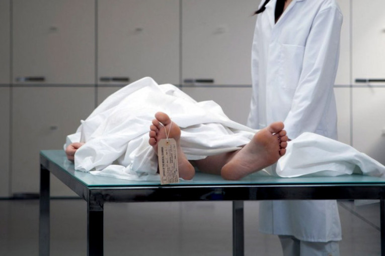 Stravičan prizor u školskom dvorištu: Pronađeno telo muškarca (36)