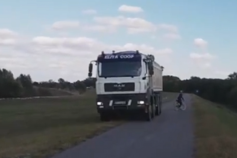 Stisnuo gas, za biciklistu na putu ne haje: Vozio kamion posred biciklističke staze (VIDEO)