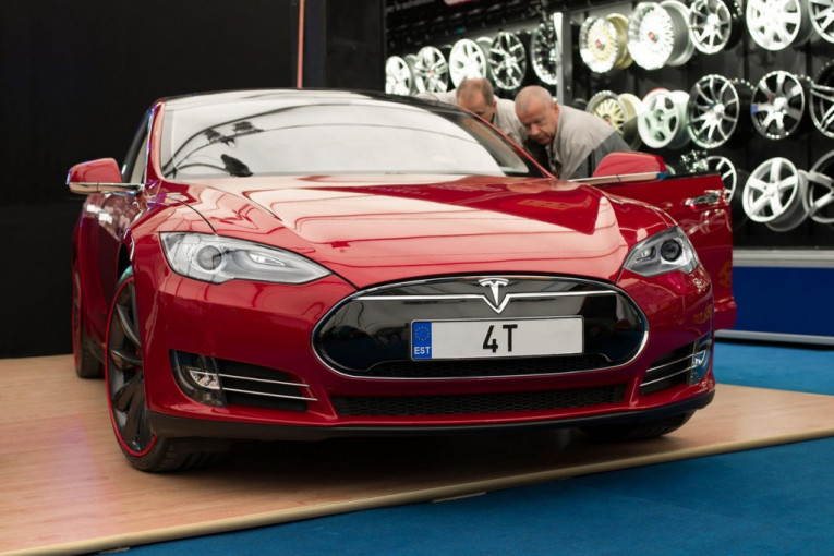 „Tesla“ smanjio garancije za automobile