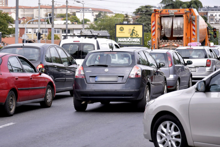 Saobraćajna nesreća na auto-putu: Sudarili se autobus i pet automobila