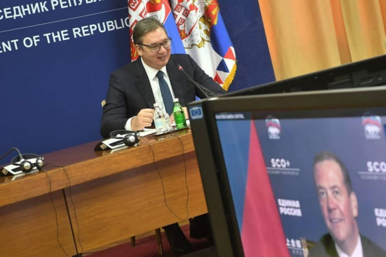 Vučićeva poruka na Pariskom forumu: "Treba li da delujemo na drugačiji način?"