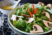 Jedite što više svežeg povrća! Imamo četiri fantastična preliva za salate