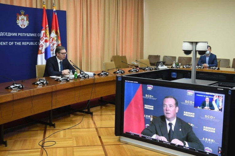 Predsednik Vučić održao video-sastanak sa Dmitrijem Medvedevim (FOTO)