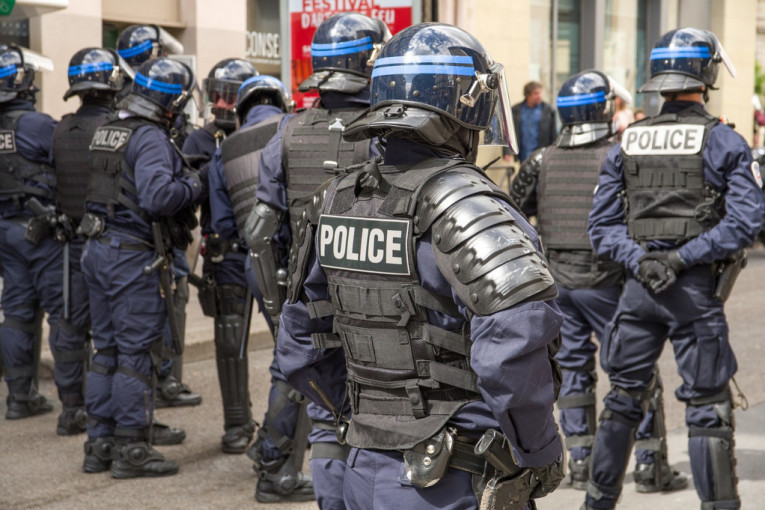 Francuzi ponovo na ulicama: "Rat" na severu Pariza, namamili policiju - pa ih zasuli projektilima (VIDEO)
