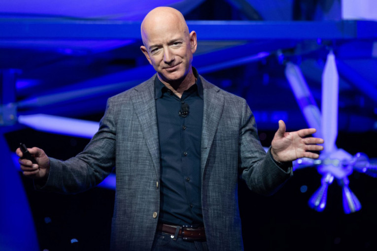 Džef Bezos podneo ostavku na mesto direktora Amazona