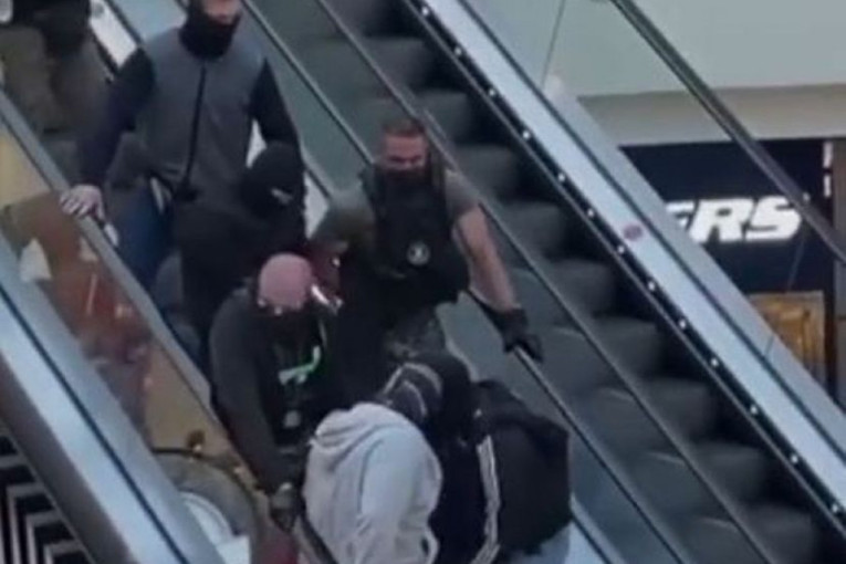 Specijalci s fantomkama uhapsili čoveka u tržnom centru: Uhvatili ga za noge i ruke i izneli napolje