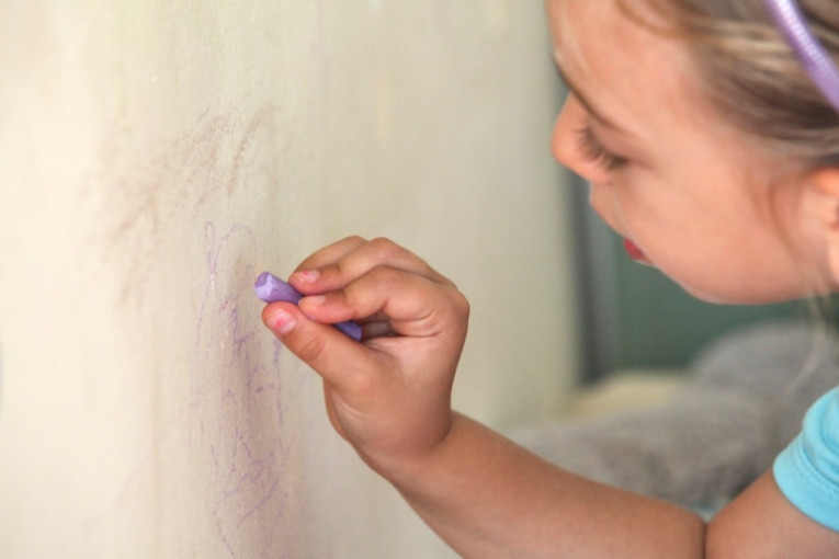 Pustite decu da crtaju po zidovima, jedno sredstvo za ulepšavanje skida čak i trajni marker