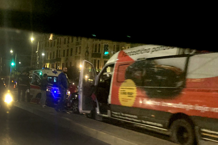 Težak udes na Terazijama: Taksista uleteo u suprotnu traku pa izazvao sudar (FOTO)