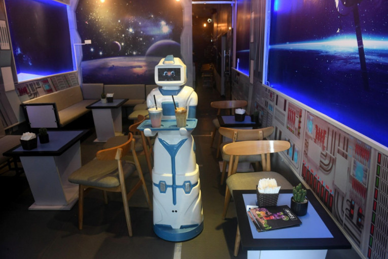 Kafić u kome vas služe roboti