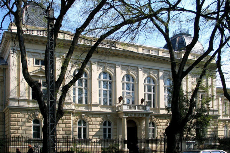 “Simboli državnosti” u Muzeju Vojvodine: Vreme kada je srpska trobojka bila zabranjena