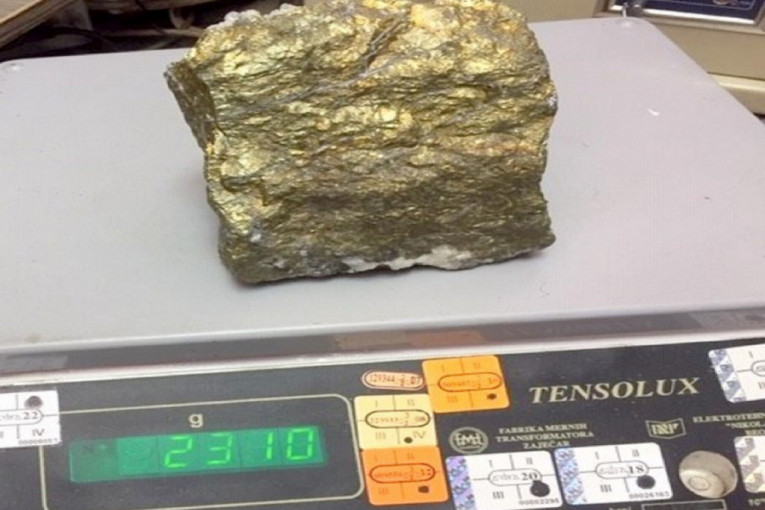 Neobična zaplena carinika: U koferu krio kamen sa zlatnim česticama