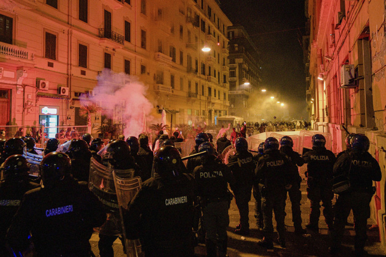 Italija opet oborila rekord novozaraženih: U Napulju protest protiv policijskog časa (VIDEO+FOTO)