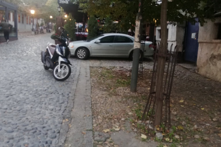 Bahati vozači parkiraju gde stignu u centru Beograda (FOTO)