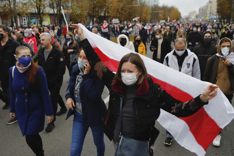 Minsk: Policija počela da hapsi i studente, ne nazire se kraj demonstracijama (FOTO)
