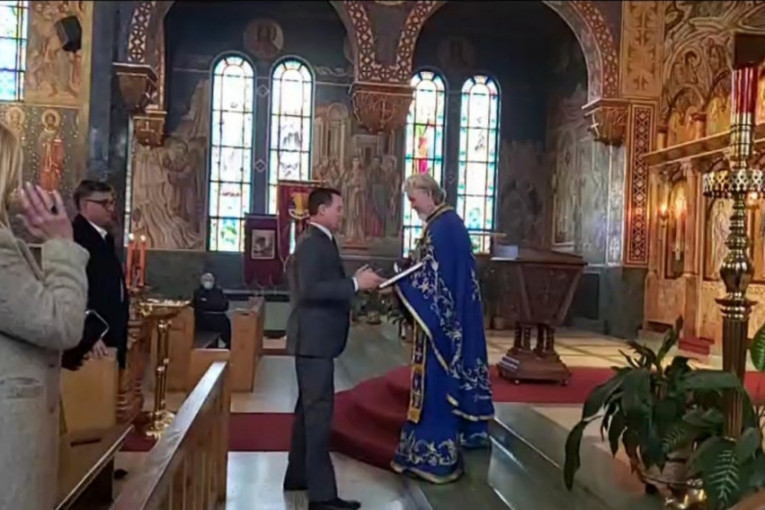 Grenel sa Srbima na liturgiji u Milvokiju: Dobio na poklon knjigu i šljivovicu (FOTO+VIDEO)