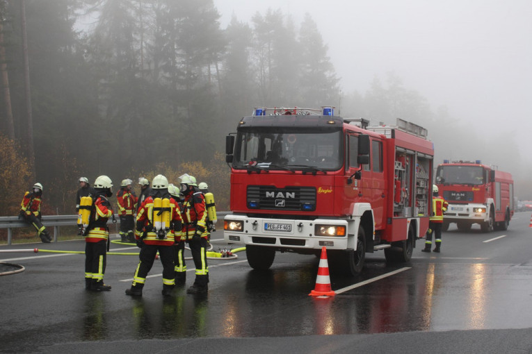 Požar zahvatio Rafineriju Pančevo: Povređen radnik - hitno prevezen u bolnicu