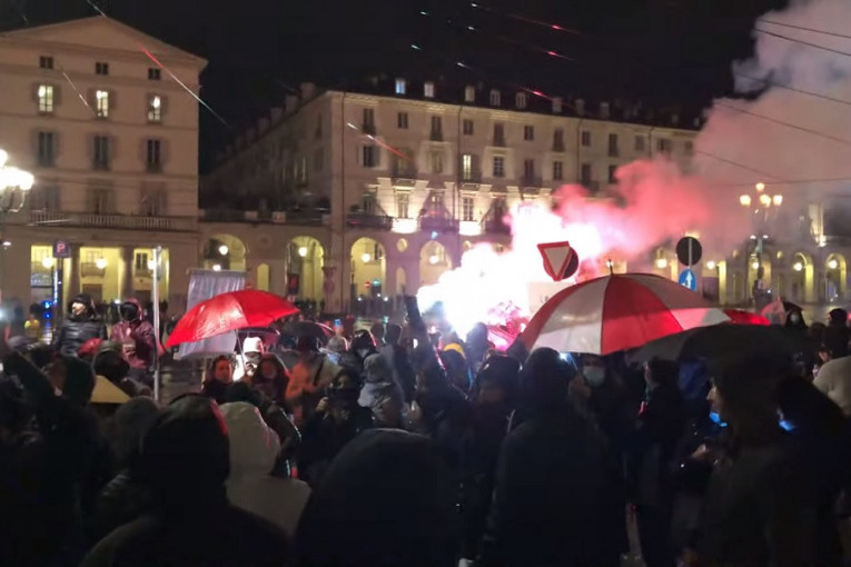 Torino u plamenu: Privrednici i nacionalisti protestuju protiv epidemioloških mera (VIDEO)