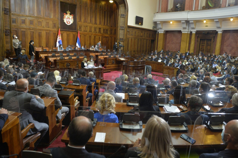 Poslanici jednoglasno izglasali Zakon o ministarstvima