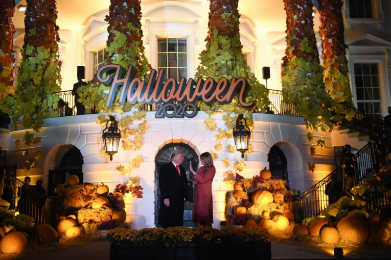 Halloween u Beloj kući: "Trick or treat" za predsednika i prvu damu (VIDEO)