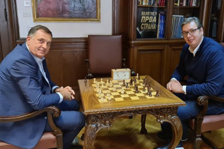 Predsednik Vučić sa Dodikom posle sastanka: "Imamo i pet minuta za jednu brzu partiju"  (FOTO)