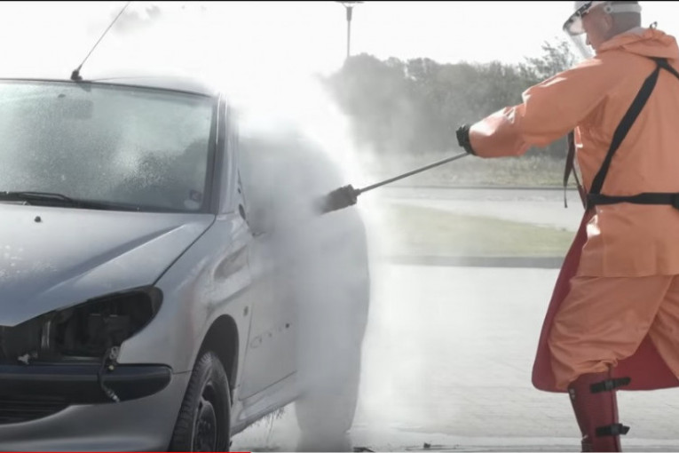 Da li biste ovo priuštili svom ljubimcu: Pogledajte kako perač pod pritiskom "cepa" auto (VIDEO)