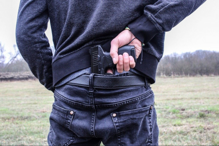 "Da li sam nešto dužan?": Maloletnik pljačkao sa replikom pištolja