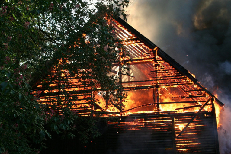 Gori etno-selo kod Nove Varoši, vatrogasci se bore s plamenom!