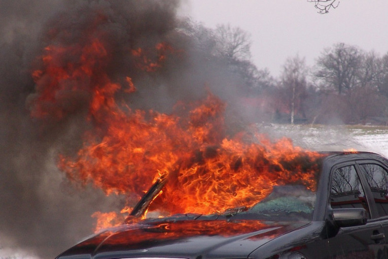 Vatrena drama u Kumodražu: Automobil gori, prolaznici beže od buktinje (VIDEO)
