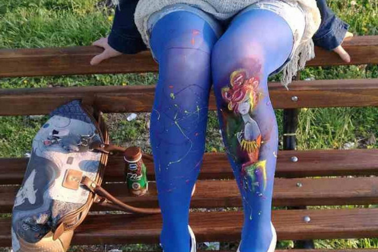 Kada je ostala bez posla, našla je novo zanimanje - počela je da oslikava čarape