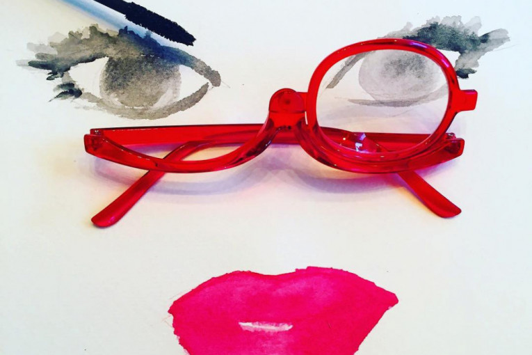 Možete da nosite naočare i da se šminkate u isto vreme uz pomoć jedne super korisne stvarčice 