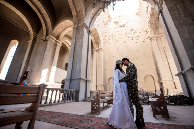 Ljubav u doba rata: Prvo venčanje u razorenom Hramu Hrista Spasitelja u Nagorno-Karabahu (VIDEO)