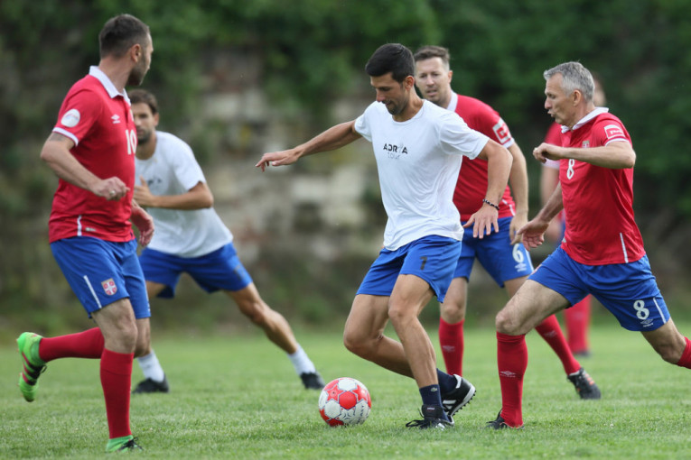 Novak ponovo igra fudbal (video)