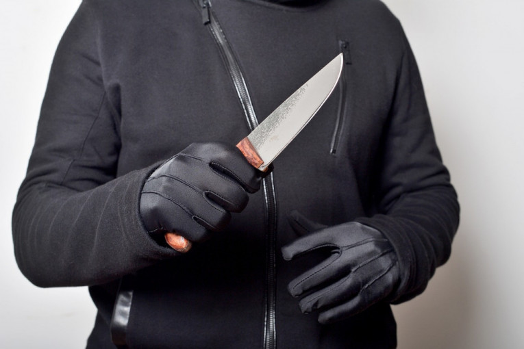 Pretio nožem, pa opljačkao dve prodavnice u Novom Sadu: Policija ga ekspresnom akcijom privela!
