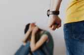 Porodično nasilje u Banatskom Novom Selu: Tukao suprugu rukama i nogama po glavi i telu - ekspresno uhapšen!