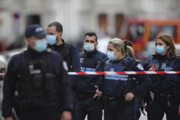 Francuska zbog "korona haosa" produžava policijski čas: Od šest sati popodne - svi u kuće
