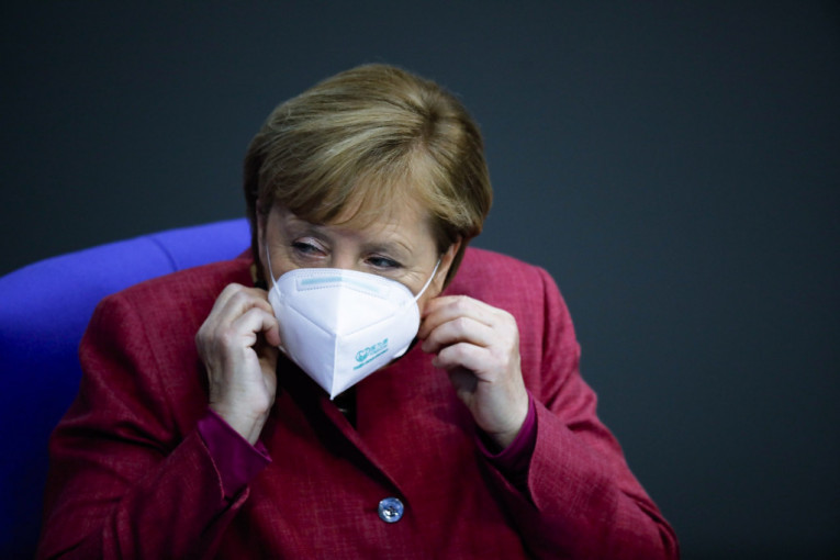 Kakvu to masku nosi Angela Merkel? Nemačkoj kancelarki upućene ozbiljne kritike (FOTO)